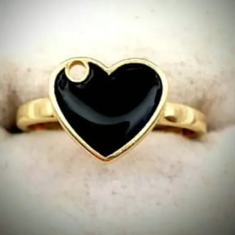 Anillo Original 10K en Forma de Corazón Con Onix Negro es talla 6-1/2