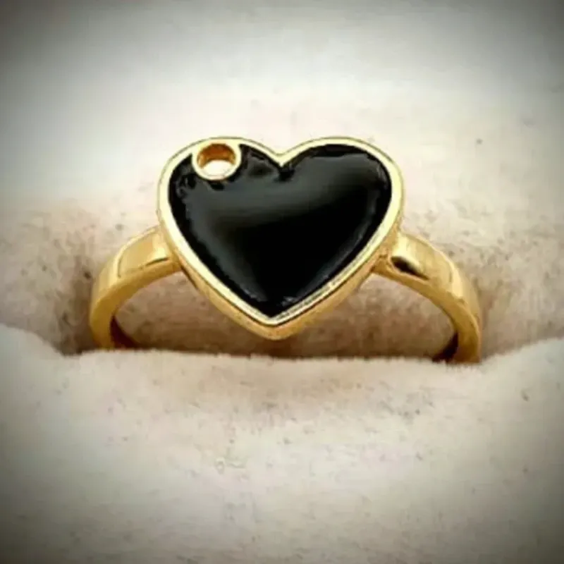 Anillo Original 10K en Forma de Corazón Con Onix Negro es talla 6-1/2