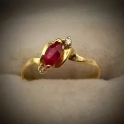Anillo Original 14 K Con una Almendra Roja y dos Circones blancos es talla 7