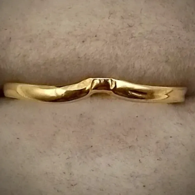 Anillo Original 14 K Fuerte Estilo Aro con una V, es talla 5