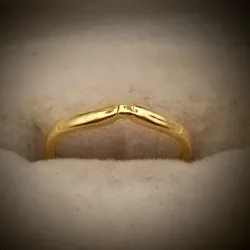 Anillo Original 14 K Fuerte Estilo Aro con una V, es talla 5