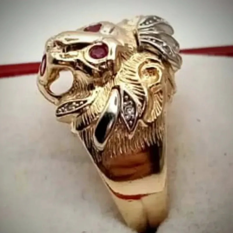 Anillo Original 14K Con León en Relieve es talla 11-1/2