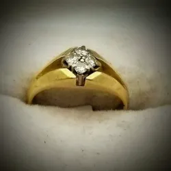 Anillo Original 14K con un rombo con brillante pequeños es talla 5 y medio