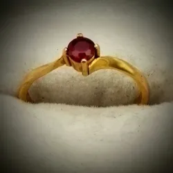Anillo Original 14K con un rubí redondo es talla 8 y medio