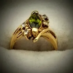 Anillo Original 14K con una gema ovalada verde con dos brillantes pequeños a los lados es talla 5