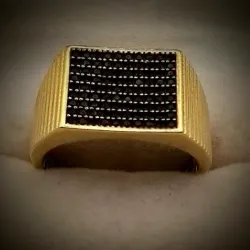 Anillo Original 14K Cuadrado Con Circones Negros Pequeños es talla 9-1/2