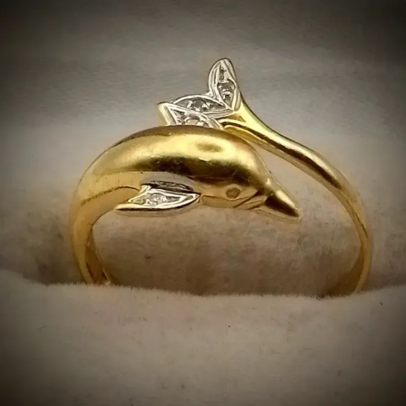Anillo Original 14K Exclusivo Con Delfín En Relieve Combinado con Oro Blanco es talla 8-1/2