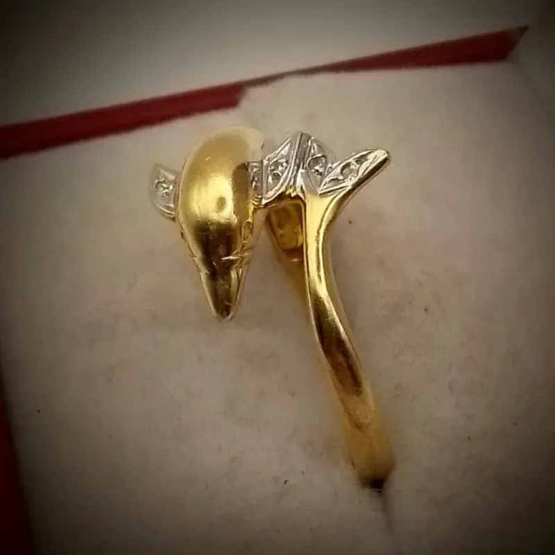 Anillo Original 14K Exclusivo Con Delfín En Relieve Combinado con Oro Blanco es talla 8-1/2