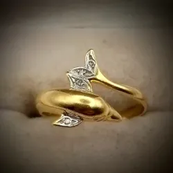 Anillo Original 14K Exclusivo Con Delfín En Relieve Combinado con Oro Blanco es talla 8-1/2