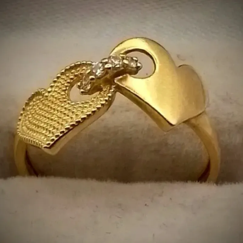 Anillo Original 14K Exclusivo Con Dos Corazones Uno Liso y El otro Corrugado es talla 6