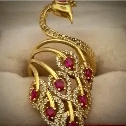 Anillo Original 14K Exclusivo en Forma Pavo Real Con Gemas Rubíes y Circones Blancos Combinado es talla 5.