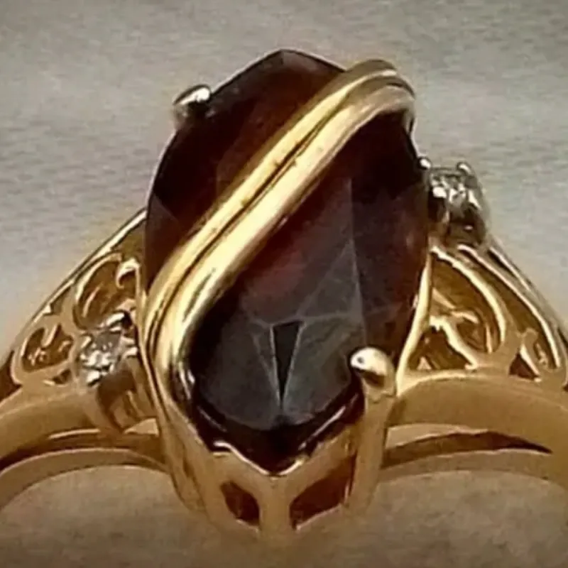 Anillo Original 14K Exclusivo Estilo Almendra Con Gema Morada es talla 8
