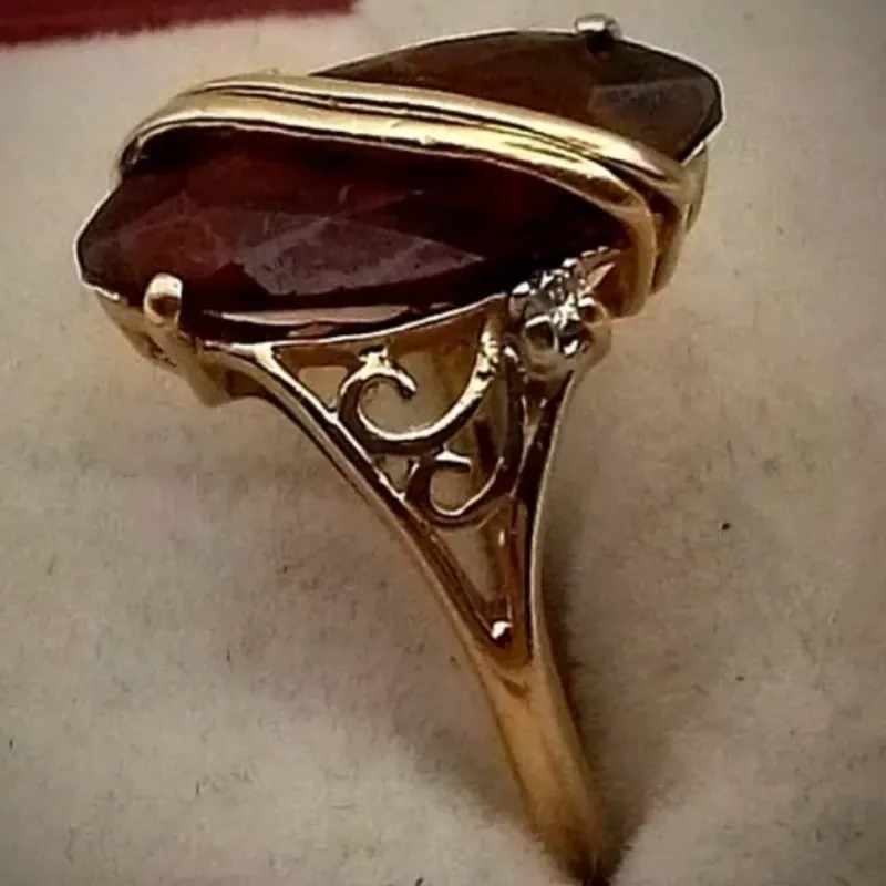 Anillo Original 14K Exclusivo Estilo Almendra Con Gema Morada es talla 8
