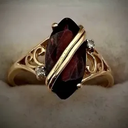 Anillo Original 14K Exclusivo Estilo Almendra Con Gema Morada es talla 8