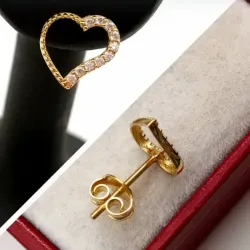 Aretes Originales 10K (NUEVOS) Pegados En forma de Corazón posee cierre de mariposa,mide de largo;1.5 cm y de ancho 1 cm