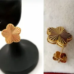 Aretes Originales 10K (NUEVOS) Pegados Van Cleef mide de largo 1.4 cm y de ancho 1.1 cm además posee cierre de mariposa