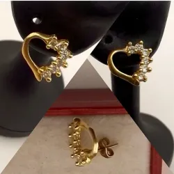 Aretes Originales 10K Pegados En Forma de Corazón con Circones Blancos Pequeños mide de largo 2 cm y de ancho 2.1 cm posee cierre de mariposa