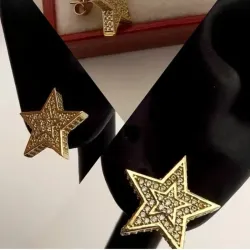 Aretes Originales 10K Pegados Macizos Con Volumen En Forma de Estrellas Con Circones Blancos Circulares con cierre de mariposa con dimensiones largo 1.8 cm y ancho 1.8 cm