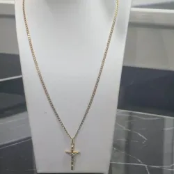 Cadena Amoro Italiana , corte brillo con dije de crucifijo .