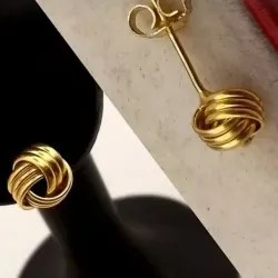 Nudos Originales 10K Pequeños Torcidos con cierre de presión mide de largo 1.8 cm y de ancho 0.5 cm
