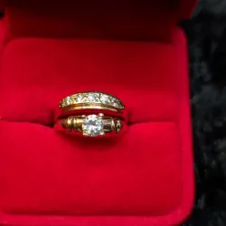 Anillo de compromiso tradicional