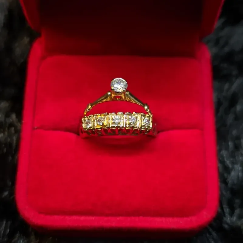 Anillo de compromiso tradicional