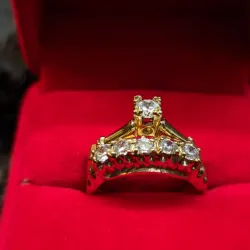 Anillo de compromiso tradicional