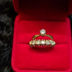 Anillo de compromiso tradicional robusto