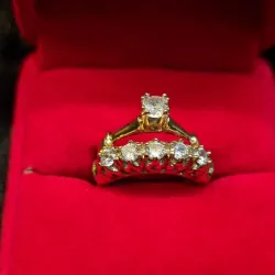 Anillo de compromiso tradicional