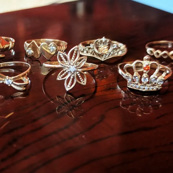 En nuestra Joyeria Rey 👑 le brindaremos con toda seguridad garantía en el oro y sobre todo en nuestro trabajo que con tanto amor le fabricamos , nuestro objetivo es y será siempre que el cliente quedé totalmente satisfecho con nuestra joyeria.
👑En Joyeria Rey puedes encontrar los servicios de venta de anillos de oro (criollas) FUNDIDOS Cifrados 10 k para mujer y para hombre por encargos 
👑Hacemos anillos de compromiso para mujer y hombre
👑 Fabricamos con plata también
👑 Realizamos reparaciones 
👑Compramos oro en chatarra siempre tenemos unos excelentes precios 
 💍🤗✨ Visítenos !!!! Somos su mejor opción 😉