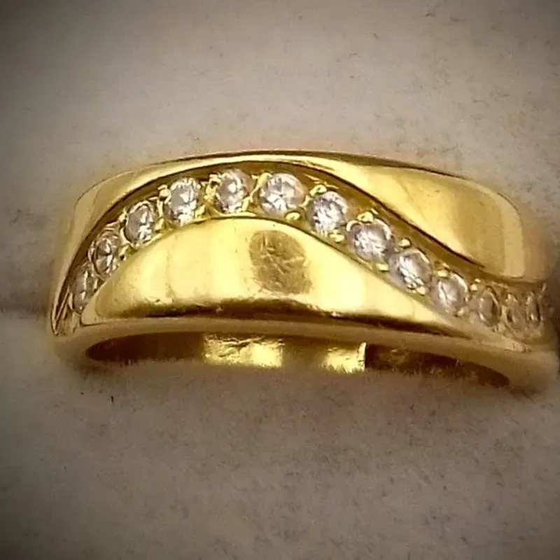 Alianza Maciza Con Brillantes en Forma de Ola 18K