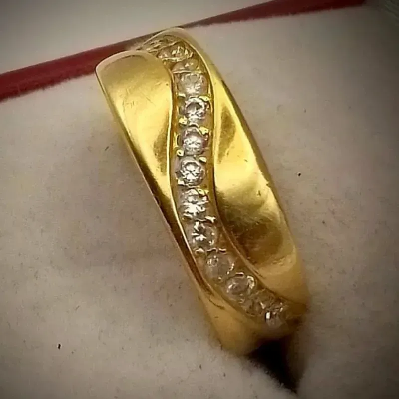 Alianza Maciza Con Brillantes en Forma de Ola 18K