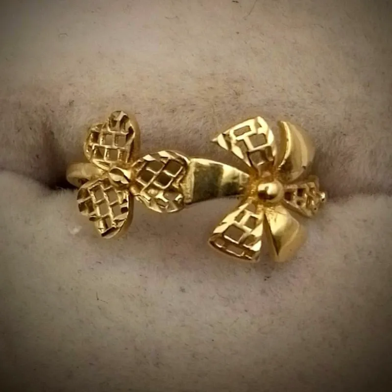 Anillo Original 10K Con flores en Relieve y otra Calada
