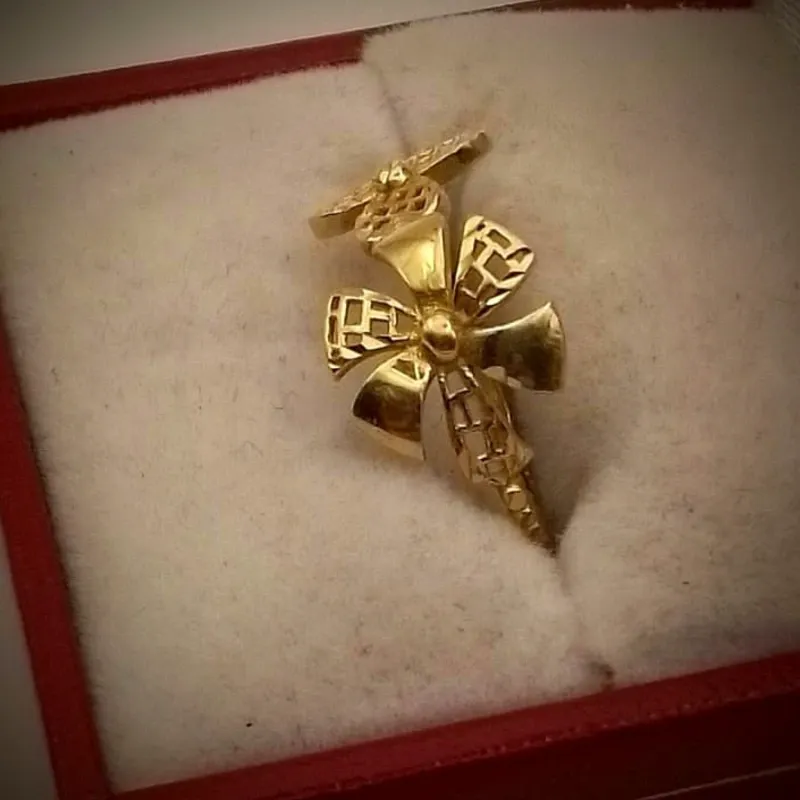 Anillo Original 10K Con flores en Relieve y otra Calada