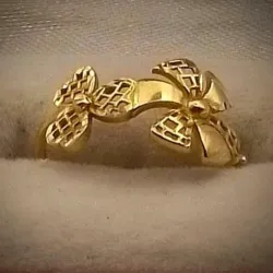 Anillo Original 10K Con flores en Relieve y otra Calada