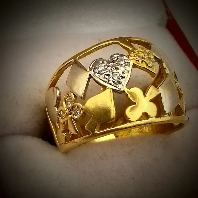 Anillo Calado de Volumen con Corazones Combinado en Blanco