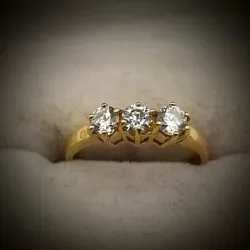 Anillo Con 3 Circones Blancos Redondos