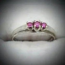 Anillo con 3 gemas rosadas