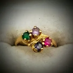 Anillo con 4 gemas de colores diferentes