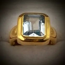 Anillo con agua marina rectangular