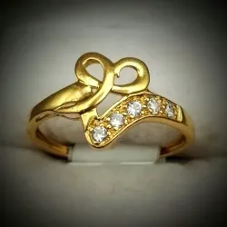 Anillo con brillante forma corazón