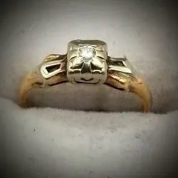 Anillo con brillo que forman un cuadrado