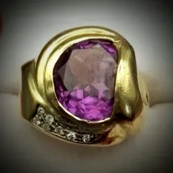 Anillo con diamantes y una Alejandrina