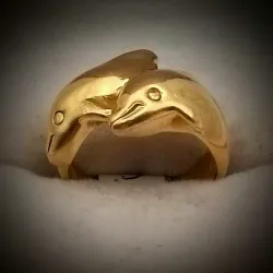 Anillo con dos delfines entrelazados