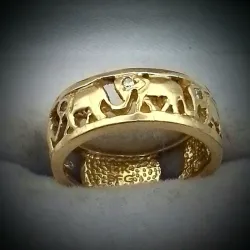 Anillo Con Elefantes en Relieve Con Circón Blanco en Los Ojos