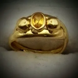 Anillo con gema amarilla
