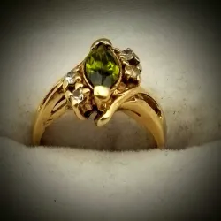 Anillo con gema ovalada verde