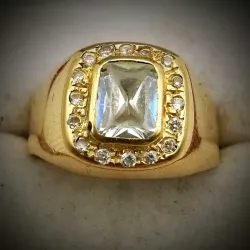 Anillo con gema rectangular blanca