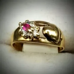 Anillo con rubí y brillantes