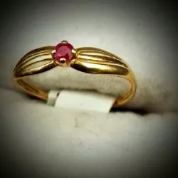 Anillo con un pequeño rubí